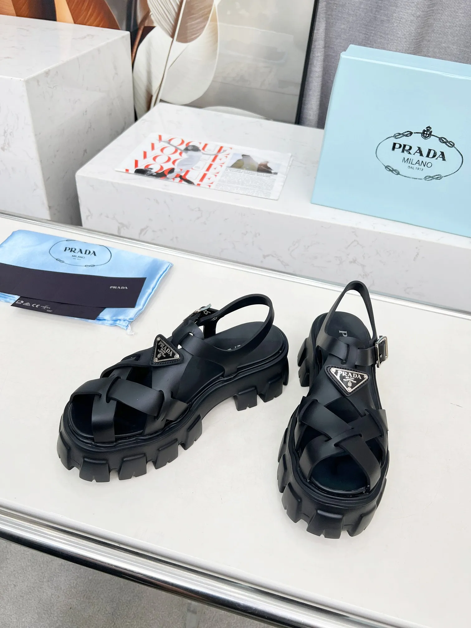 👟👟Ex-factory price 460👟👟 prada Roman shoes will definitely make you fall in love with them! The latest spring and summer sawtooth Roman braided thick-soled sandals E64, retro, fashionable and avant-garde gear teeth, 55mm thick-soled soles and uppers, making the whole pair of shoes light and comfortable. Bright colors, a variety of choices to satisfy fashionable people of different styles! The iconic metal triangle logo is paired with the shape of ancient beach sandals. Every design element is fashionable! Color: black and white Size: 35-41
